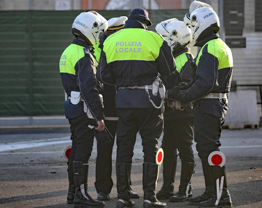 意大利警方和一些车手戴在他头上的头盔