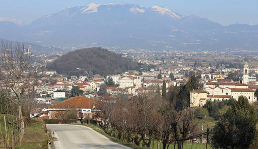 在意大利北部一个小镇的背景的全景