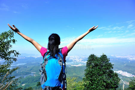 感恩登山女