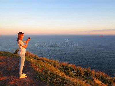 夕阳下的海边小山图片