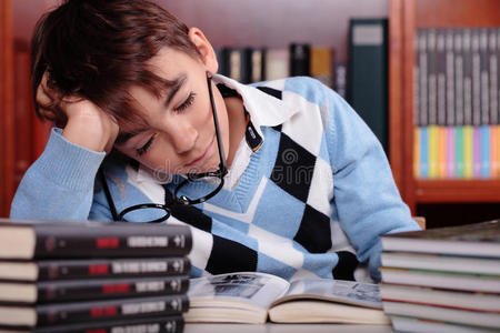 无聊的小孩图片