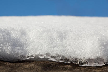 解冻 屋顶 融雪 冬天 冻结 鳞片 天气 春天 熔化 冷的