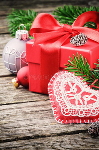 圣诞礼物和节日装饰品
