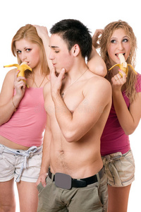 年轻人和两个玩香蕉的女人