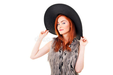 戴黑色时尚帽子的美女照片。画室肖像
