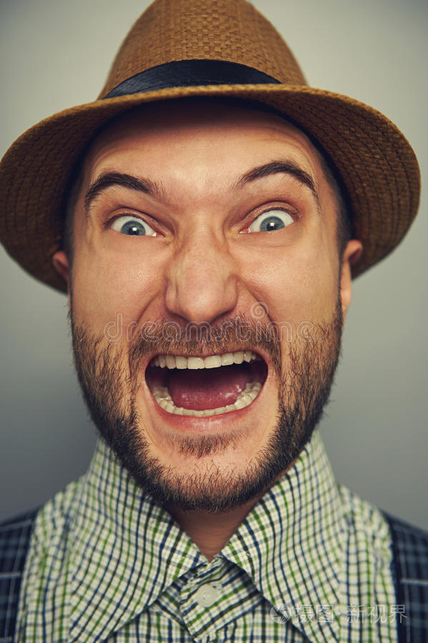 怒气冲冲的时髦男人