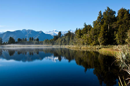 新西兰内陆的镜湖图片