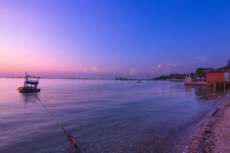 海上日落与船