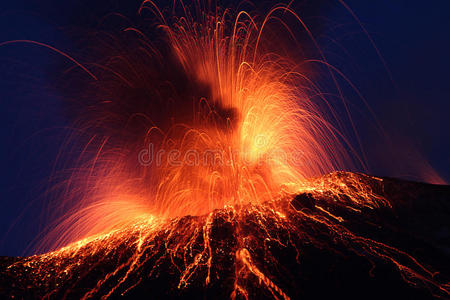 帕卡亚火山喷发照片