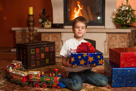 孩子们在壁炉旁拿着节日礼物