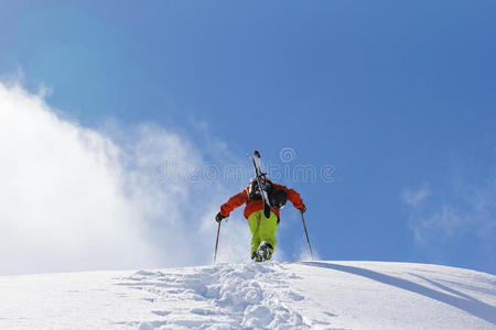 滑雪者攀登雪山