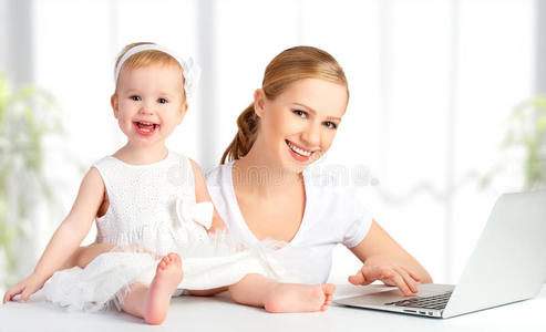 妈妈和宝宝在家里用笔记本电脑