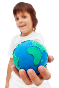 我手中的世界拿着地球仪的小男孩