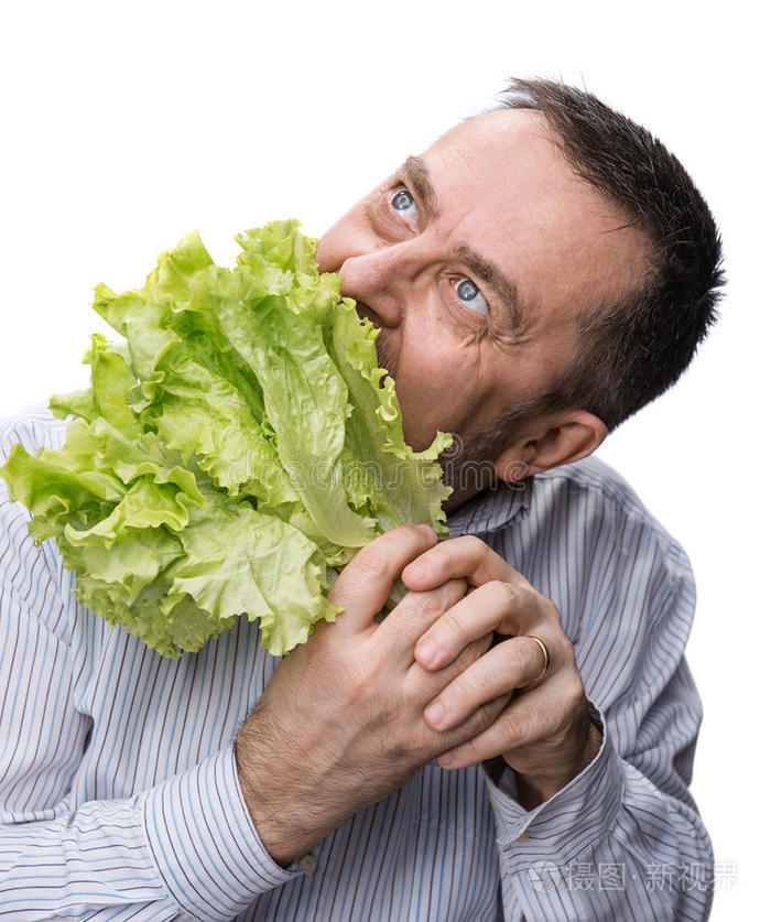 拿着白莴苣的男人