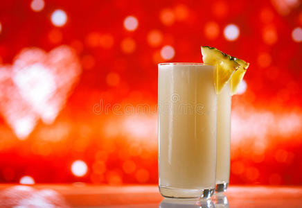 pinacolada pina colada鸡尾酒闪红金色背景