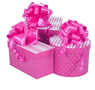 白色带蝴蝶结的粉色礼品盒