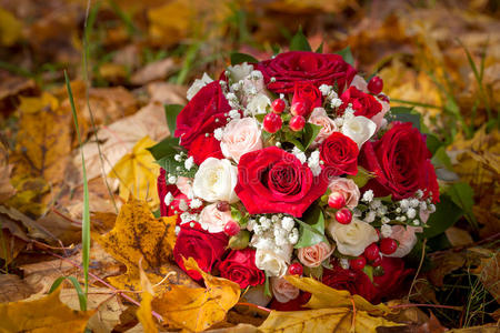 一束束结婚花躺在落叶上。