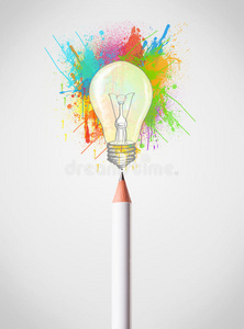 铅笔特写与彩色油漆飞溅和灯泡