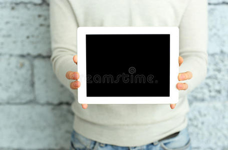 男性手部特写图像显示平板电脑