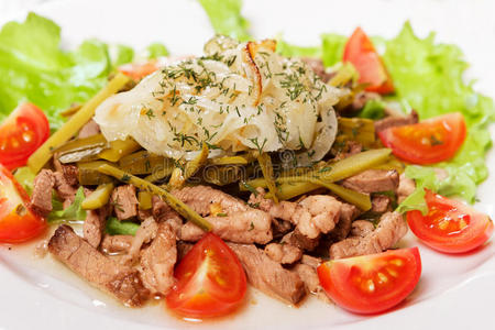 肉和熟蔬菜沙拉