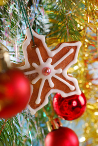 圣诞树上挂着自制姜饼