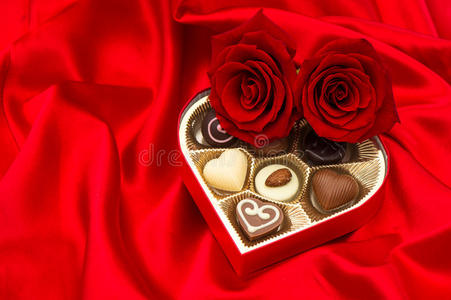 礼品盒内有红玫瑰和各式巧克力果酱