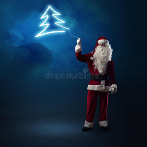 圣诞老人手里拿着一棵闪闪发光的圣诞树