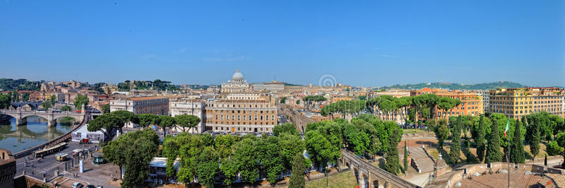 罗马的城市景观，从屋顶可以看到圣彼得大教堂。