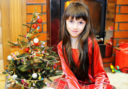 圣诞节壁炉边的小女孩图片