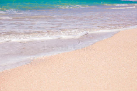 完美热带海滩上的绿松石水