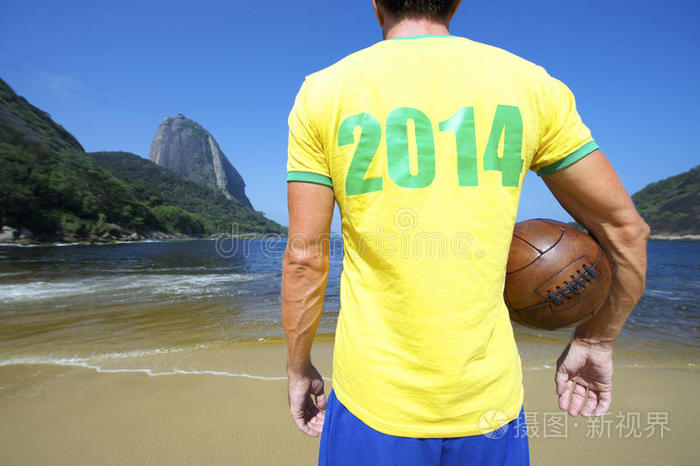 巴西2014年足球运动员站在里约海滩
