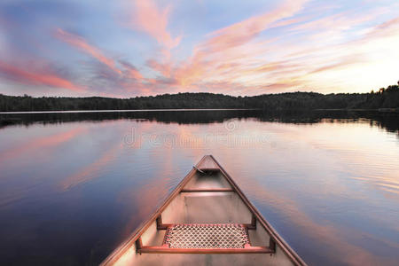 日落时湖面上的独木舟船头