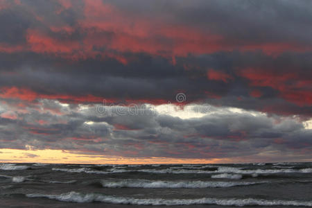 日落时海滩上的风暴云