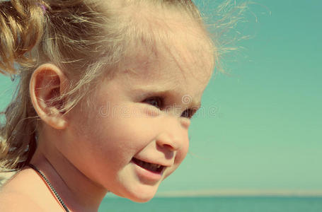 海滩上快乐的小女孩