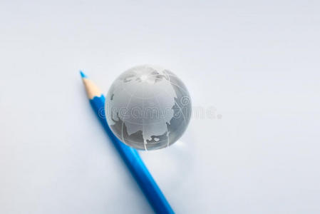 玻璃球和蓝色铅笔，商务