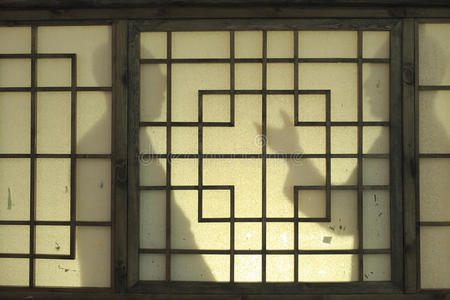 窗户上的人影照片