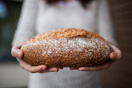 手拿面包特写镜头照片