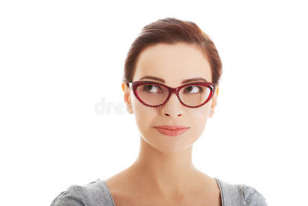 戴红色眼镜的美女肖像.照片