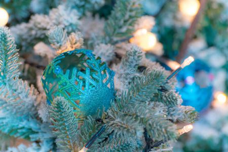 装饰在圣诞树上的五颜六色的装饰品