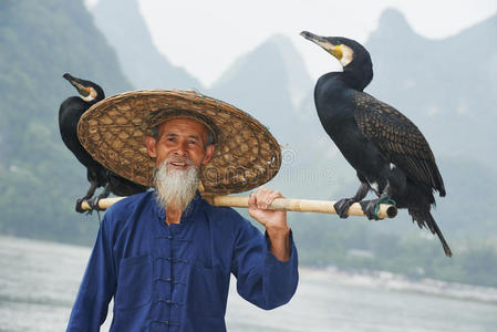 钓鱼鸬鹚的中国老人图片