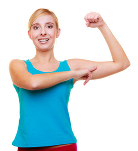 运动女性健身女孩展示她的肌肉。力量和能量。孤立的。