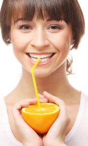 喝橙汁的快乐女人。