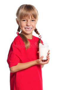 拿着一杯牛奶的小女孩