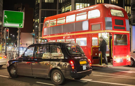 伦敦的红色复古巴士和经典出租车。