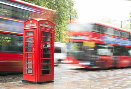 伦敦的红色电话出租车和公共汽车。