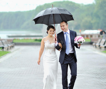 婚礼当天新郎新娘在雨中漫步