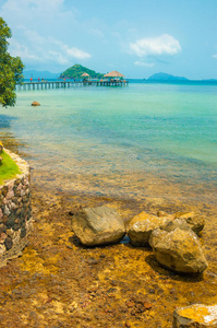 棕色岩石海岸与绿松石颜色的海洋在Maak岛在t