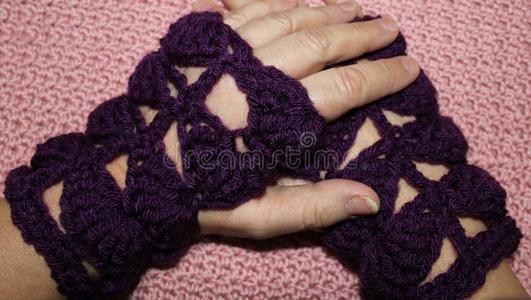 白种人女性手戴紫色钩针无手指手套