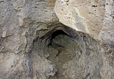 空的小熔岩管洞口图片