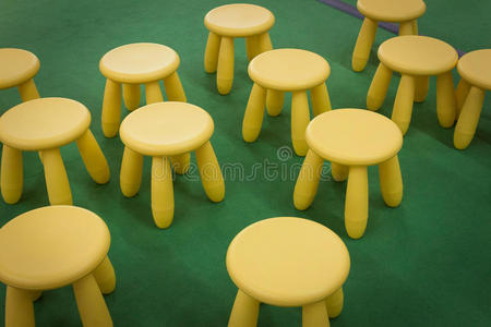 家具 特写镜头 地板 座位 椅子 空的 简单的 低的 塑料